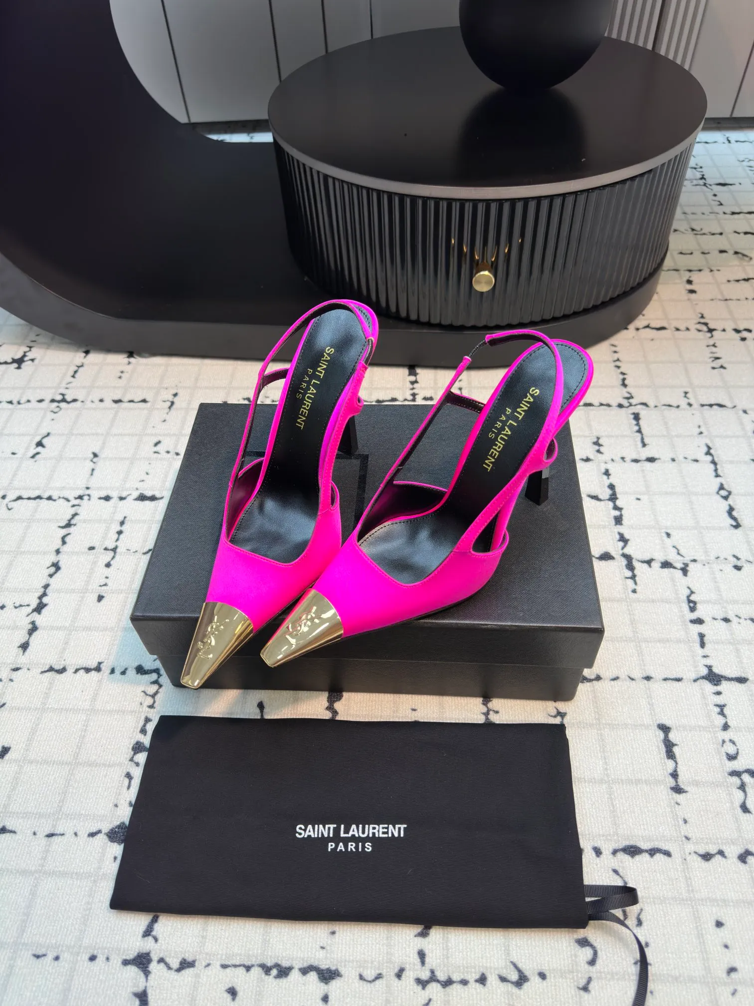 👟👟Ex-factory price 560👟👟 laurent 2025 spring and summer new YSL small gold-toed high heels, very stable on the foot, super heeling, feel free to buy! The heel is custom-made from a new mold. It is an exclusive heel. The height is the same as the original one to distinguish various incorrect versions! High-end sexy, ysl still understands women best❤️ Upper: Silk Lining: Sheepskin Sole: Italian genuine leather outsole Size: 35/40 (40 is custom-made and cannot be returned or exchanged)